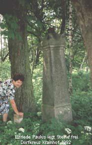 Elfriede Paulus legt Steine frei
Dorfkreuz Krainhof 1992